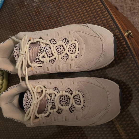 Easy Spirit Beige Suede Sneakers (#17) - Picture 3 of 8